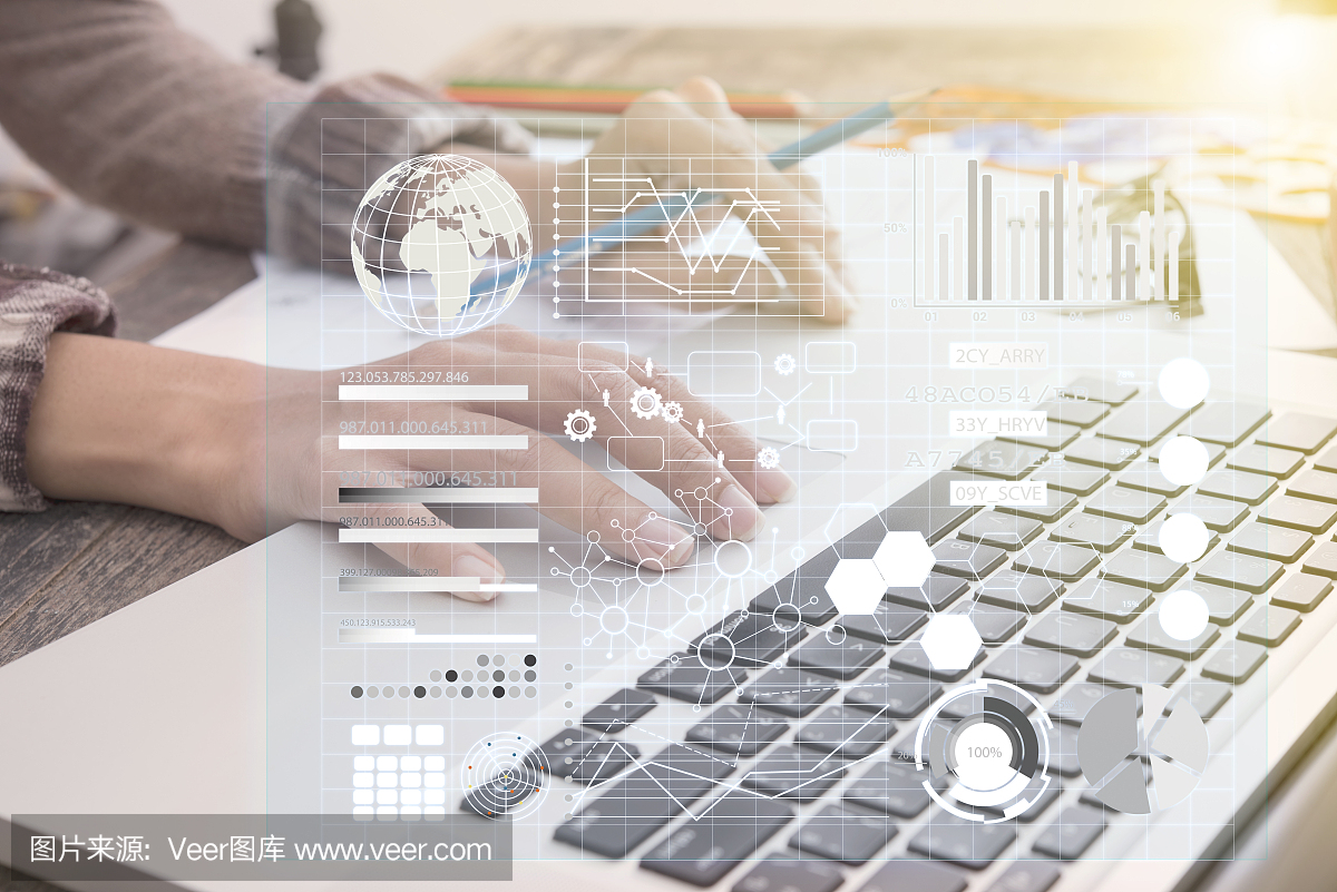 在辦公室電腦上做商業(yè)投資報表的商人。